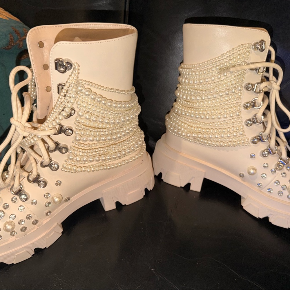 Elegant Pearl-Embellished Cream Boots - Picture 4 of 6